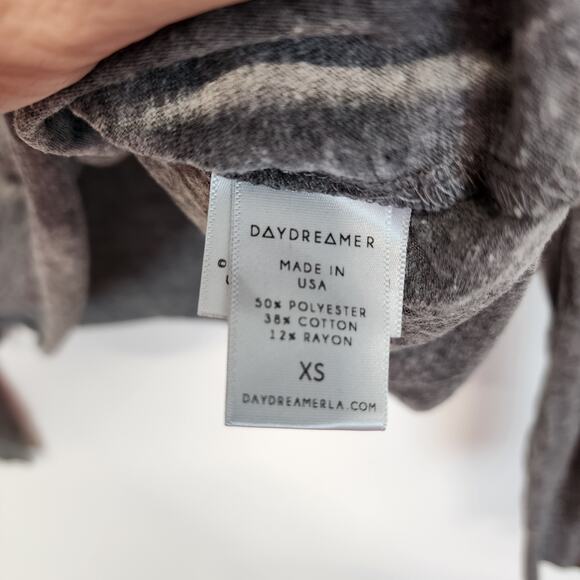 Daydreamer Def Leppard Graphic Oversized T-shirt Size XS Gray Long Sleeve Rock - Picture 11 of 11